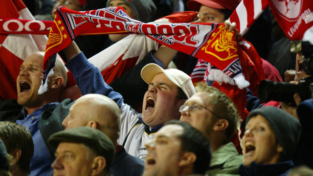 Suporter Liverpool di Anfield. (Foto: ADRIAN DENNIS / AFP)