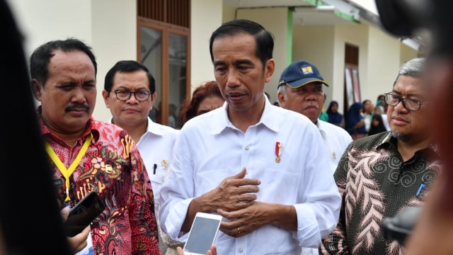 Jokowi tinjau rumah khusus nelayan di Pangandaran (Foto: Biro Pers Setpres/Laily Rachev)