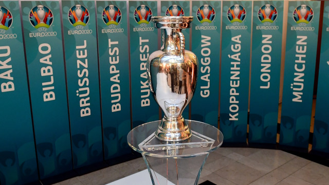 Trofi Piala Eropa  (Foto: Attila Kisbenedek/AFP)