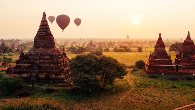 Matahari terbit di Bagan. (Foto: Flickr/Long Tran)