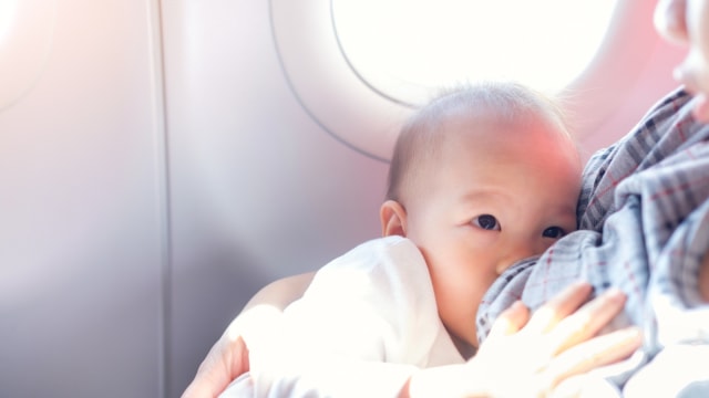 Penyebab Bayi Kerap Menangis saat Naik Pesawat (234193)