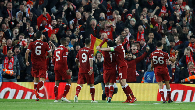 Pemain Liverpool merayakan gol Salah. (Foto: REUTERS/Phil Noble)