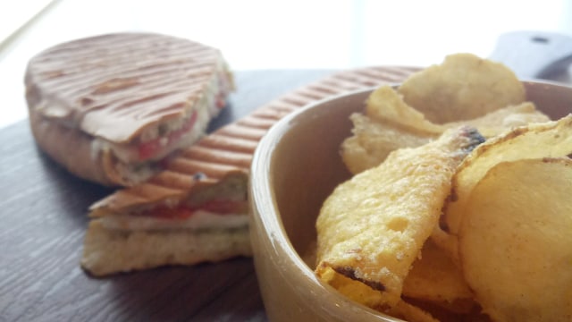 Vegetarian sandwich and chips (Foto: Rini Friastuti/kumparan)