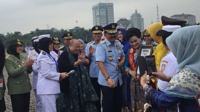 Jaya Suprana berikan Rekor kepada Apel Kartini  (Foto: Reki Febrian/kumparan)