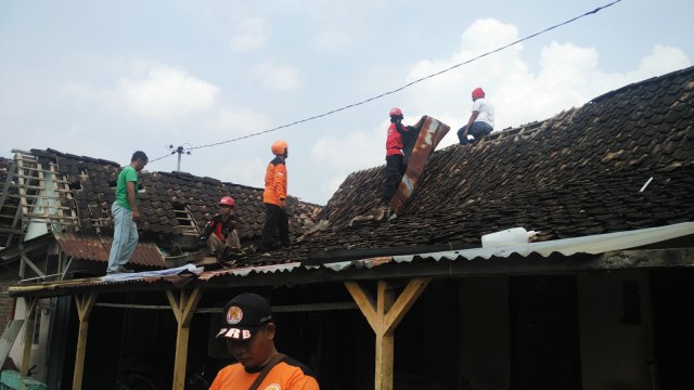 Evakuasi rumah warga yang terkena puting beliung. (Foto: Arfiansyah Panji Purnandaru/kumparan)