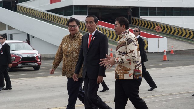 Presiden Jokowi dan Menko Perekonomian Airlangga Hartarto di Pelabuahan Tanjung Priok Foto: Fitra Andrianto/kumparan