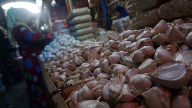 Pedagang bawang putih di Pasar Induk Kramat Jati. (Foto: Fanny Kusumawardhani/kumparan)