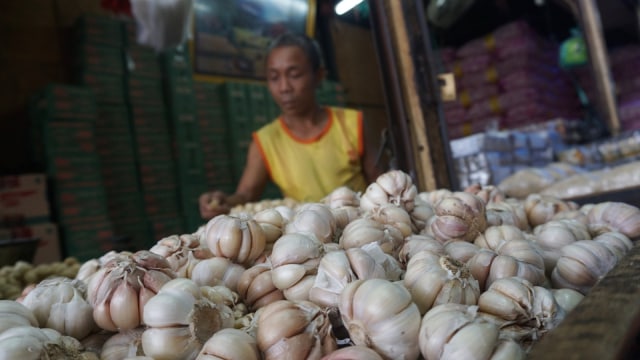 Pedagang bawang putih di Pasar Induk Kramat Jati. (Foto: Fanny Kusumawardhani/kumparan)