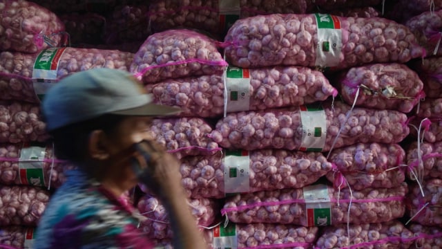 Pedagang bawang putih di Pasar Induk Kramat Jati. (Foto: Fanny Kusumawardhani/kumparan)