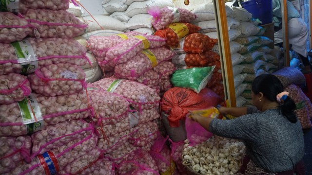 Pedagang bawang putih di Pasar Induk Kramat Jati. (Foto: Fanny Kusumawardhani/kumparan)