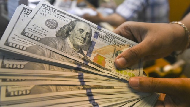 Rupiah melemah terhadap dolar. (Foto: Antara/Hafiz Mubarak)