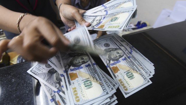 Rupiah melemah terhadap dolar. (Foto: Antara/Hafiz Mubarak)