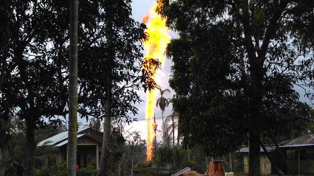 Kebakaran sumur minyak ilegal di Aceh. Foto: Antara/Maulana