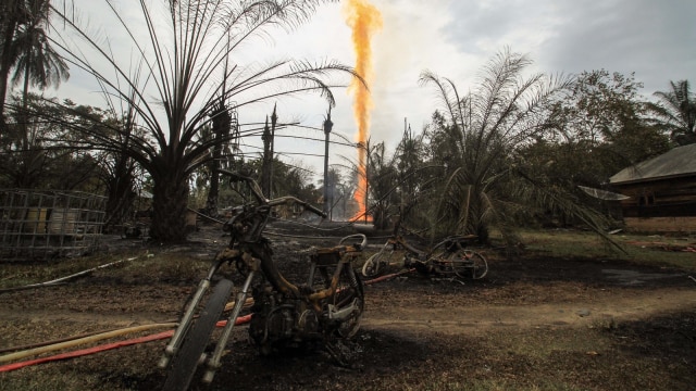 Semburan api sumur minyak ilegal. (Foto: Antara/Rahmad)