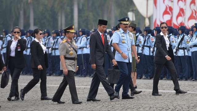 Jokowi dikawal Paspampres wanita (Foto: Antara/Widodo S Jusuf)