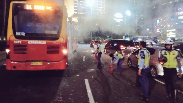 Ilustrasi bus Transjakarta terbakar. Foto: TMCpoldametro