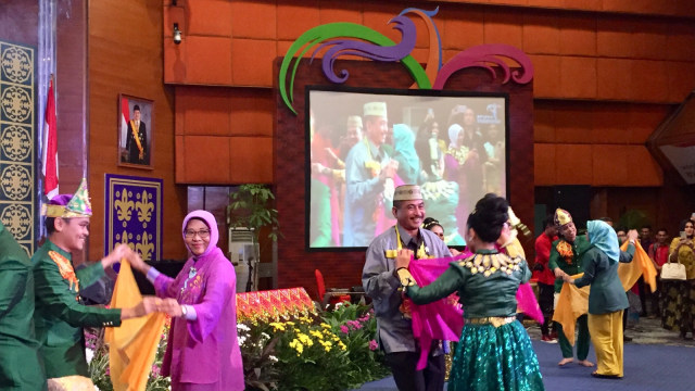 Menpar menari Tarian Saronde khas Gorontalo. (Foto: Shika Arimasen Michi/kumparan)