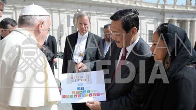 Paus Fransiskus dan Luhut Panjaitan. (Foto: Dok. Kemenko Maritim via Vatican Media)