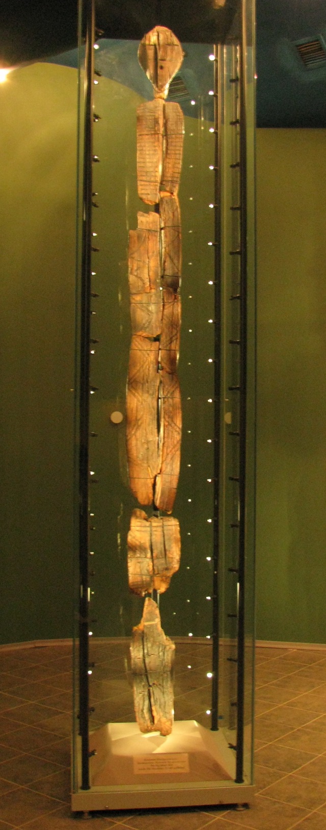 Shigir Idol, patung kayu tertua di dunia. (Foto: Tolmachev V.Y. via wikimedia commons)