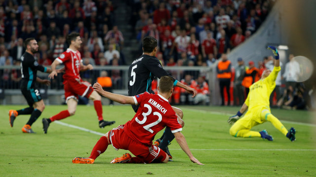 Kimmich di laga vs Madrid. (Foto: REUTERS/Michaela Rehle)