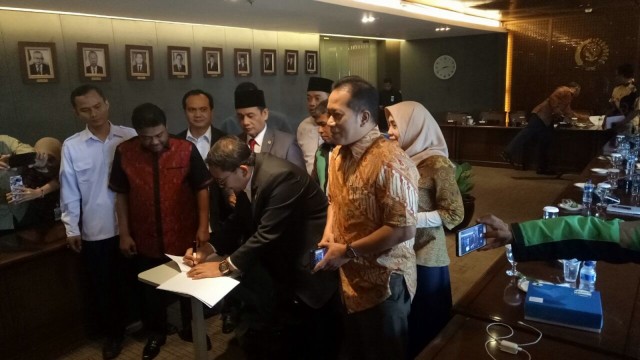 Fadli Zon dan Romo Syafii tandatangani angket TKA. (Foto: Fahrian Saleh/kumparan)
