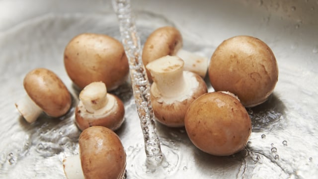 Membersihkan jamur. (Foto: Thinkstock)