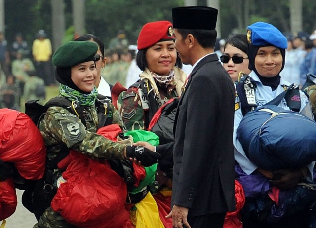 Penerjun Wanita TNI dan Presiden Jokowi (Foto: Istimewa)