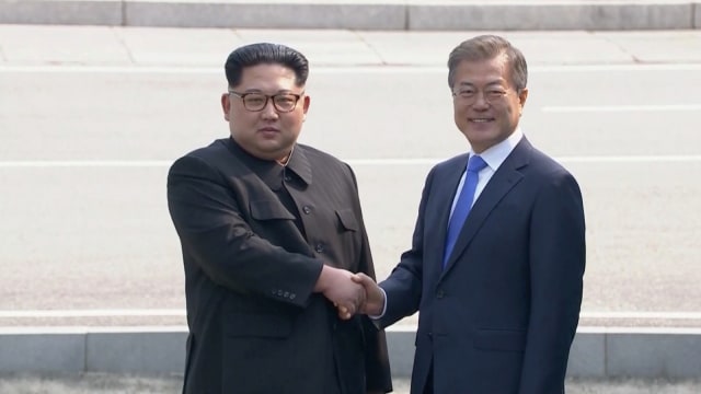 Pertemuan Kim Jong-un dan Moon Jae-in. Foto: Reuters Tv