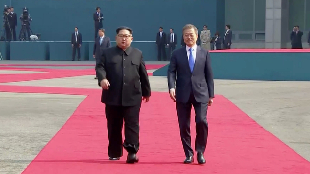 Pertemuan Kim Jong-un dan Moon Jae-in. Foto: Reuters Tv