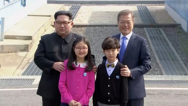 Pertemuan Kim Jong-un dan Moon Jae-in. (Foto: Reuters Tv)