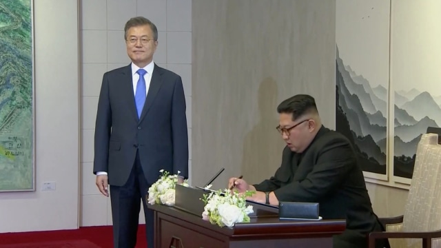Pertemuan Kim Jong-un dan Moon Jae-in. (Foto: Reuters Tv)