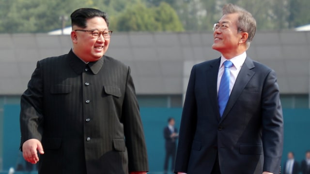 Pertemuan Kim Jong-un dan Moon Jae-in. (Foto: Korea Summit Press Pool/Pool via Reuters)