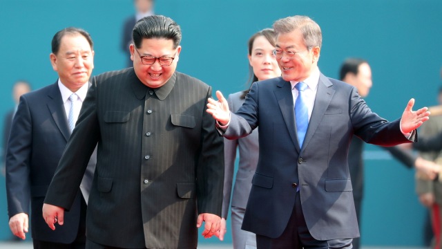  Kim Jong-un dan Moon Jae-in. Foto: Korea Summit Press Pool/Pool via Reuters