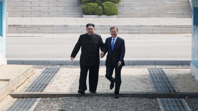 Kim Jong-un dan Moon Jae-in bergandengan. (Foto: Korea Summit Press Pool/Pool via Reuters)