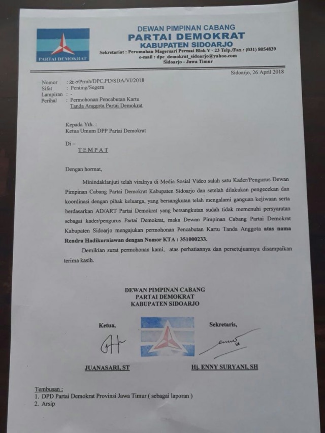Surat pencabutan keanggotaan Rendra dari Demokrat. (Foto: Phaksy Sukowati/kumparan)