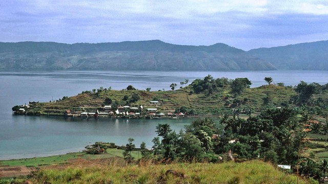 Lanskap Tuk Tuk di Tengah Danau Toba. (Foto: Flickr/diosadelanoche)