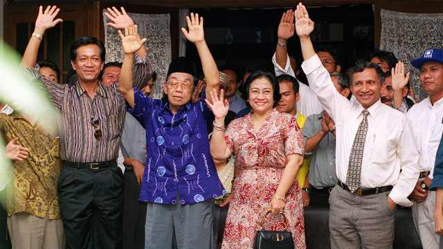 Amien Rais bersama tokoh oposisi Indonesia (Foto: AFP PHOTO / Adek Berry)