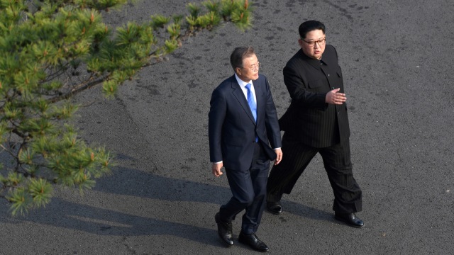 Pertemuan Moon Jae-in dan Kim Jong-un. (Foto: Korea Summit Press Pool/Pool via Reuters)