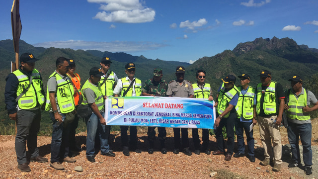 Peninjauan Jalan Raya Nasional di Pulau Wetar (Foto: Soejono Saragih/kumparan)