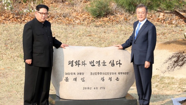 Kim Jong-un dan Moon Jae-in. (Foto: Korea Summit Press Pool/Pool via Reuters)