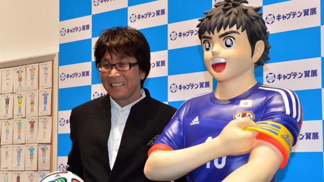 Takahashi bersama patung Tsubasa. (Foto: Yoshikazu Tsuno/AFP)