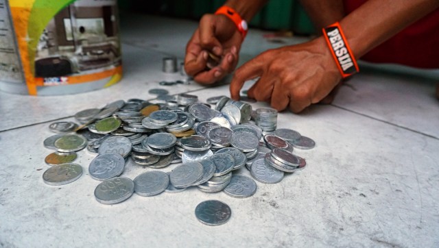 Uang koin hasil mengamen dengan ondel-ondel. (Foto: Iqbal Firdaus/kumparan)