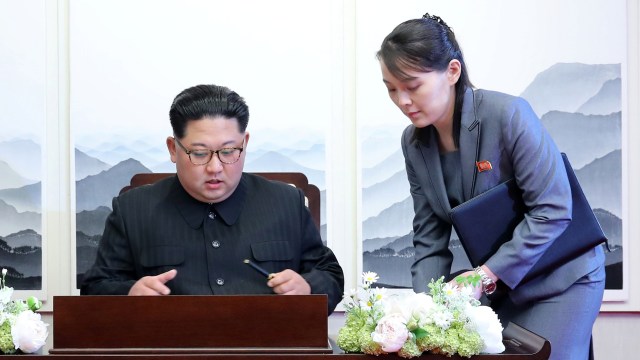 Kim Jong-un dan adiknya, Kim Yo-jong. Foto: Reuters/Korea Summit Press Pool