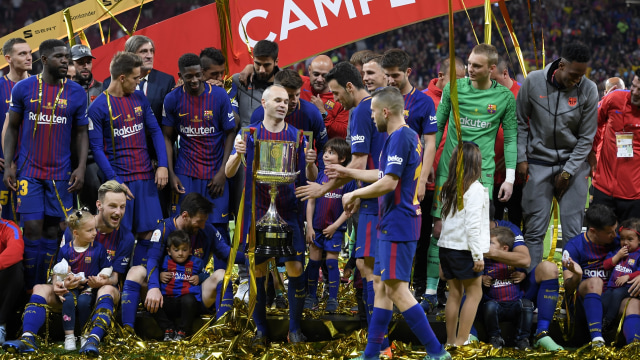 Iniesta dan trofi Copa del Rey. (Foto: LLUIS GENE / AFP)