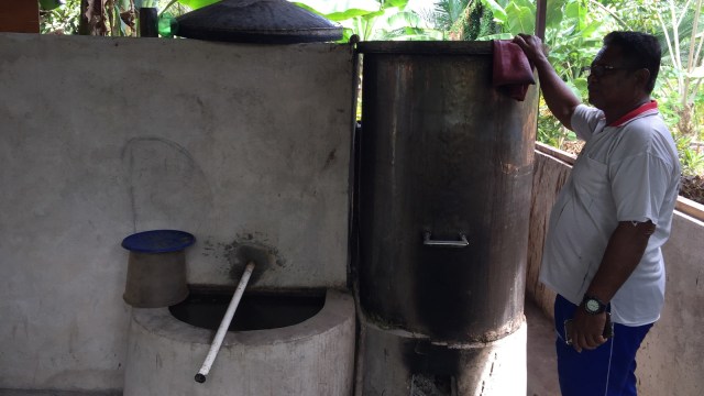 Barend tunjukkan ketel (Foto: Hesti Widianingtyas/kumparan)