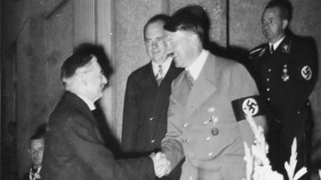 Adolf Hitler dan Neville Chamberlain (Foto: wikipedia commons)