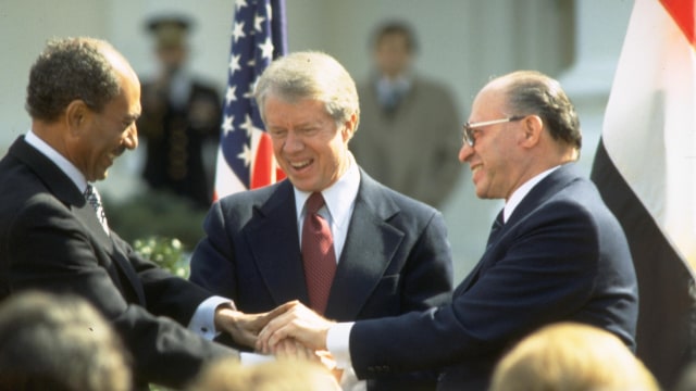 Anwar Sadat, Jimmy Carter, dan Begin (Foto: wikipedia commons)
