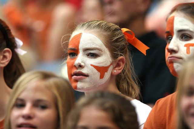 Supporter Sepak Bola Perempuan (Foto: Pixabay)