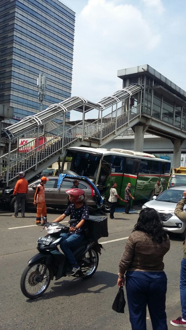 Tabrakan beruntrun di Slipi Jaya (Foto: Dok. Istimewa)