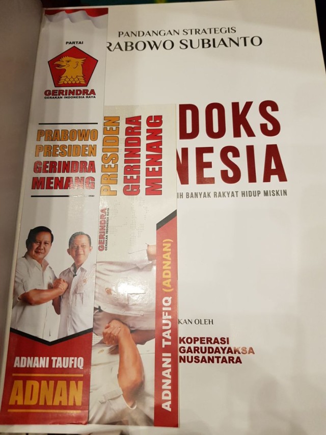 Buku dan pamflet Prabowo di goodie bag wisuda UNJ (Foto: Twitter/@Twit_opini)